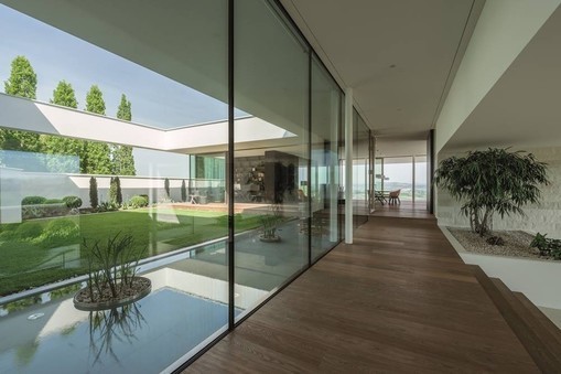 Okna so v sodobnem domu postala pomemben del bivanja, energetske učinkovitosti in arhitekturne identitete objekta.