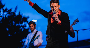 Elvis je bil spet tam, kamor sodi …