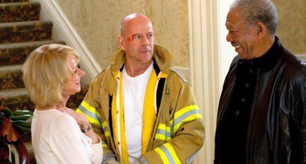 BRUCE WILLIS IN MORGAN FREEMAN ZDRUŽILA MOČI V RAZBURLJIVI AKCIJI