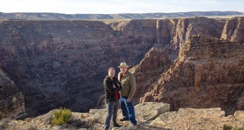 Slavni vrvohodec v poskusu prečkanja Grand Canyona