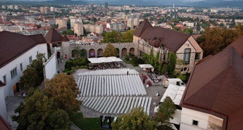 Ta četrtek bomo zagnali projektorje