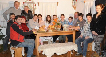 Praznovanje božiča nekoč: »Božič s Preloškimi muzikanti«