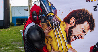 Film z ležalnikov, odej in blazin