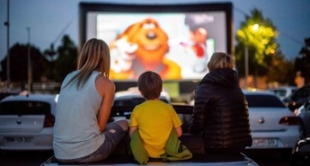 Že osma sezona priljubljenega drive-in kina