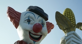 Klovn v koruznem polju (Clown in a Cornfield) 