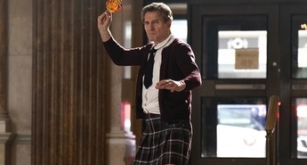 NEESON REŠUJE KOMEDIJO