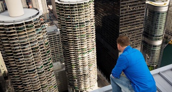 NIK WALLENDA BO PO TANKI ŽICI IN S PREVEZO ZA OČI PREHODIL CHICAGO