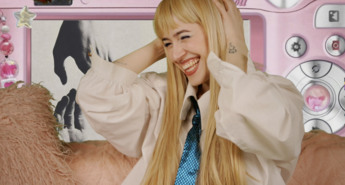 Dotik Parvani Violet v Y2K svetu