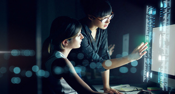 Ženske prekašajo moške kolege pri sprejemanju generativne umetne inteligence