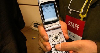 NTT DoCoMo prvi komercialno nudi mobilni telefon 3G/Wi-FI