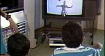 Gledalci iz naslonjača z živo sliko v zabavni TV-oddaji