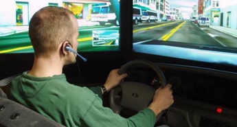 Mobilni telefon za volanom enako nevaren kot alkohol