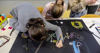 Na mlade v digitalnem svetu prežijo številne nevarnosti