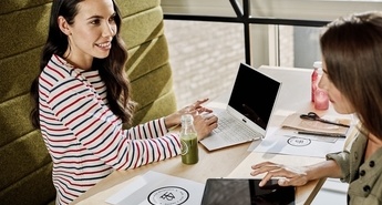 Vabilo na ekskluzivni hackathon Women in AI