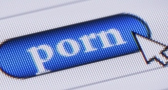 Pornografijo na spletu gledajo že devetletniki