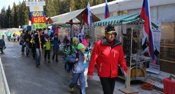 Več kot 2000 otrok si je brezplačno ogledalo žensko sprintersko tekmo svetovnega pokala v biatlonu
