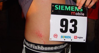 KRVAVO RDEČ DVOBOJ NA RUMENI NOČI