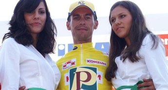 Perutnina menjala lastnika rumene majice