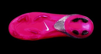 Nogometni copat Nike navdušuje v drzni roza barvi !