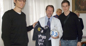 Velenjski rokometaši-superheroji obiskali bolne otroke na Pediatrični kliniki