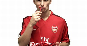 Vodilni igralci nogometa zavezujejo vezalke in rešujejo življenja v novem kratkem filmu