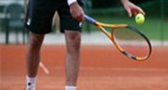 Organizira začetni teniški tečaj