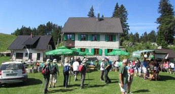 Na pravljični Menini planini pohodniki uživali v soncu in igrah