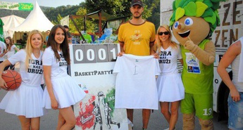 Boštjan Nachbar s prvim izmed 2013 BasketPartyBus košev