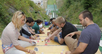 S KARTAMI IN ŽETONI 110 METROV VISOKO