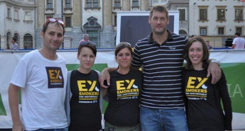 Kampanja povabila bivše kadilce, da z igro meta na koš praznujejo življenje brez tobaka