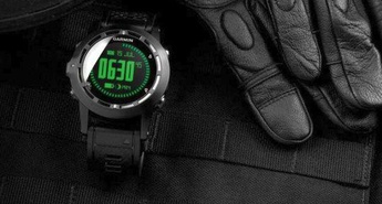 GPS navigator in ABC ura v taktičnem dizajnu