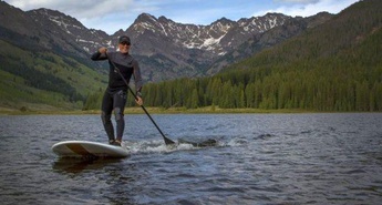 Lahek pogonsko-mehanski vložek, ki ga krmilimo s 