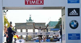 Dennis Kimetto piše zgodovino z novim rekordnim časom pod 2:03 ure