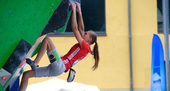 Janja Garnbret in Anže Peharc evropska mladinska prvaka v balvanskem plezanju