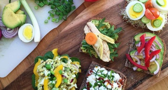 Se uvrščate med športne navdušence, ki se sprašujejo, kaj jesti pred, med in po vadbi?