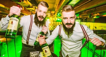 NEPOZABNA ZABAVA V DRUŽBI GOSPODA JOHNA JAMESONA
