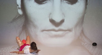 Uspešna premiera in dobro obiskana ponovitev avtorske predstave priznane umetnice Teje Reba