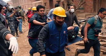 Rdeči križ Slovenije zbira pomoč za prizadete ob potresu v Nepalu