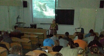 O DELFINIH Z OKOLJEVARSTVENIMI TEHNIKI
