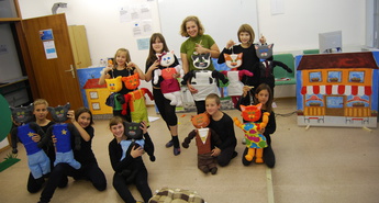 Otroška lutkovna predstava Mačje mesto, izdelava naravnega mila in še več na Dnevu medgeneracijskega učenja!