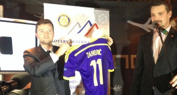 Rotaract klub Maribor z licitacijo dresa Luke Zahovića zbral sredstva za nakup stroja za graviranje