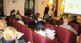 Z metodami storitvenega oblikovanja razvili spletni forum za osebe z vnetnimi revmatičnimi obolenji in komplet družabnih iger za obolele z demenco