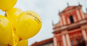Ljubljano v noči na torek poplavili baloni