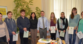 Državno tekmovanje v pripravi novinarskega prispevka na temo SVETLOBE in z njo povezanih tehnologij, bo na osnovnih in srednjih šolah potekalo jutri