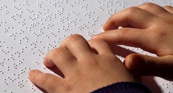 Že skoraj dvesto let znamo slepi in slabovidni s pomočjo brajice brati in pisati