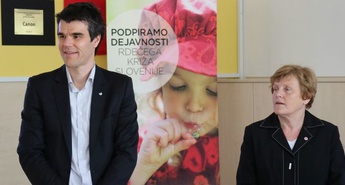 Canon tudi letos del sredstev od prodaje namenil mladinskim dejavnostim Rdečega križa Slovenije