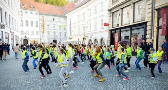 Odrasle s flash mobom izzvali otroci, ki zahtevajo varnost v prometu