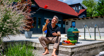 Kako urediti popoln vrt za poletje: žari, pohištvo, zasaditve in zelenica brez skrbi