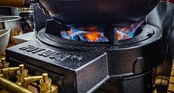 V čem je skrivnost posode in gorilnikov HOT WOK?