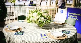 »Hranozavestna mizica, pogrni se!«